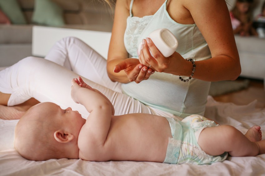 Trousse de toilette bébé : les 10 essentiels à avoir